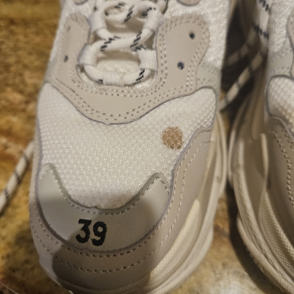 Balenciaga Women's Sneakers in White and Gray